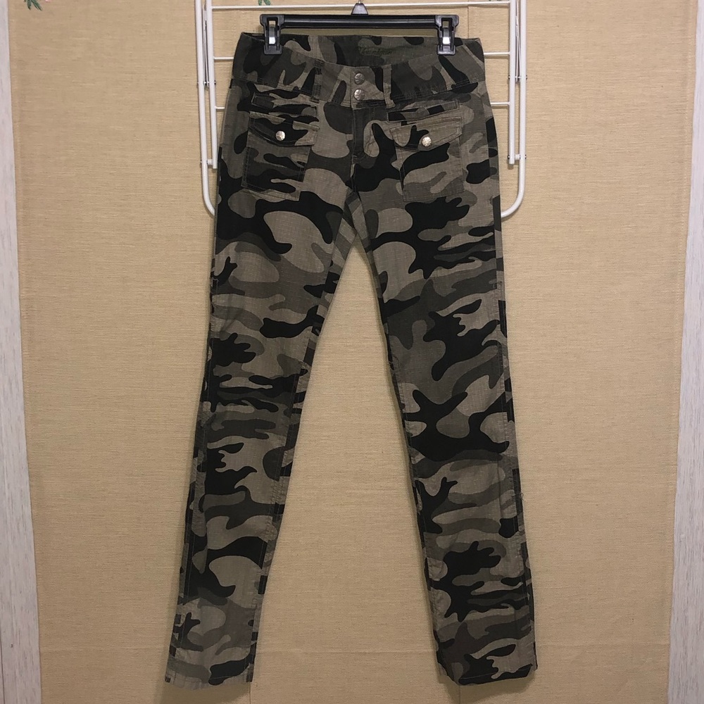 Juniors camo pants size 7. Only wore once.